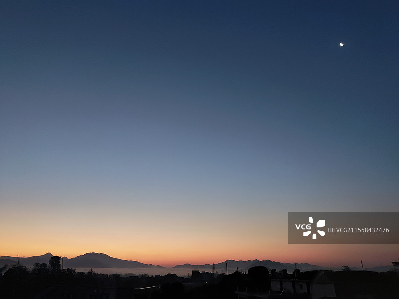 晨光熹微，月亮未歇图片素材