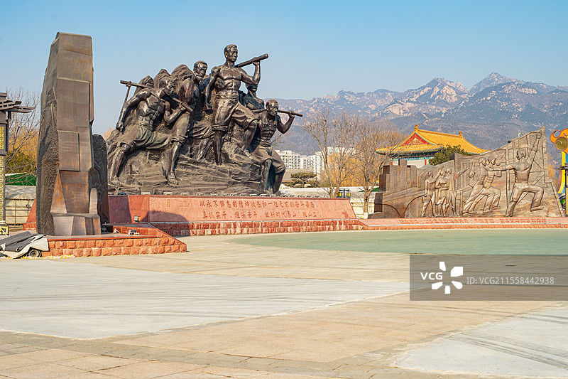中国山东泰安泰山秀城天平湖公园风景区，挑山工人物形象雕塑地标建筑，户外白昼无人图像摄影图片素材