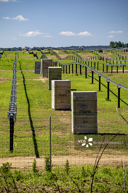正在建设中的太阳能农场图片素材