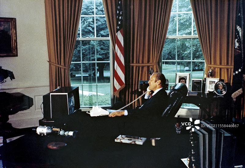 美国总统福特与阿波罗-联盟测试项目的宇航员交谈图片素材