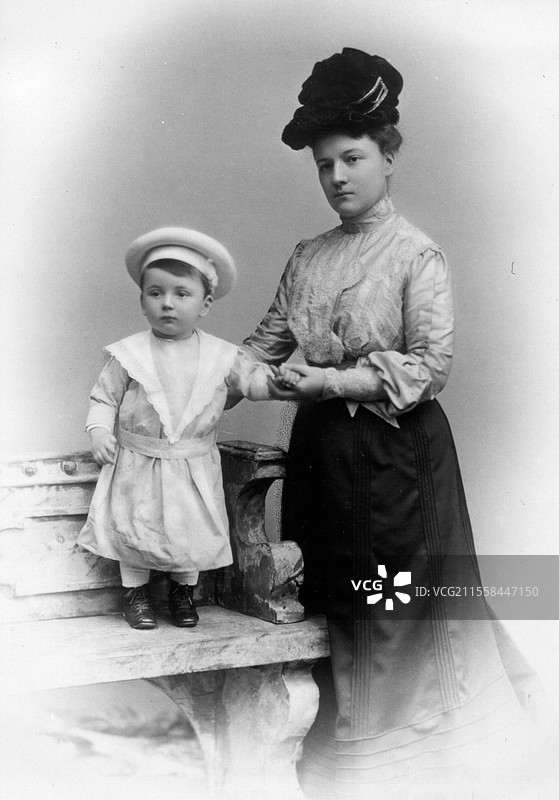 婴儿沃尔夫冈·泡利与母亲图片素材