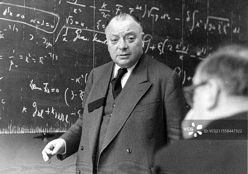 沃尔夫冈·泡利在黑板前图片素材
