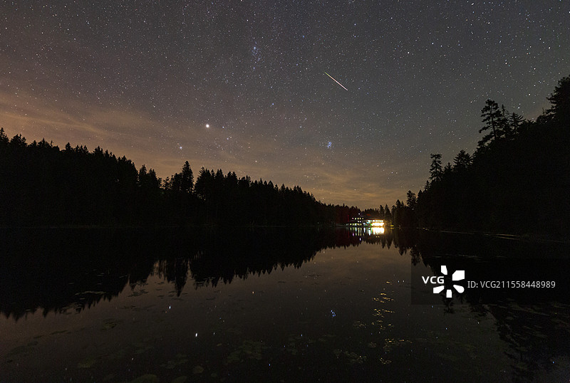 英仙座流星划过湖面图片素材