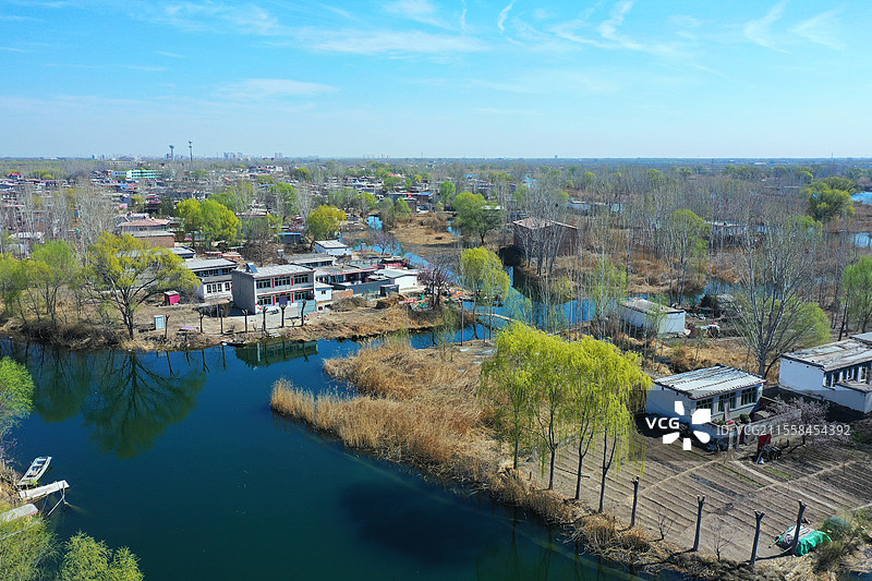 碧水彩云映湖光，舟船横渡满白洋 雁鹭低飞裁春色，怒放繁花染袖香 驰坦道，览康庄，欢歌笑语绕雕鿄图片素材