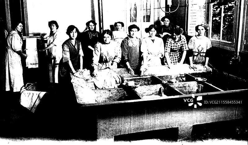 洗衣房里的洗衣女工图片素材