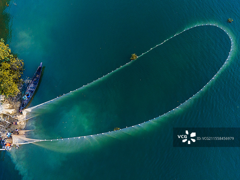 孟加拉国渔民投掷大网的鸟瞰图图片素材