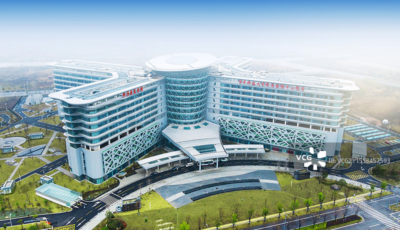 航拍武汉同济医院 军山院区   同济康复医院现代化医院建筑，白色外观搭配几何造型，展现医疗建筑新风貌图片素材