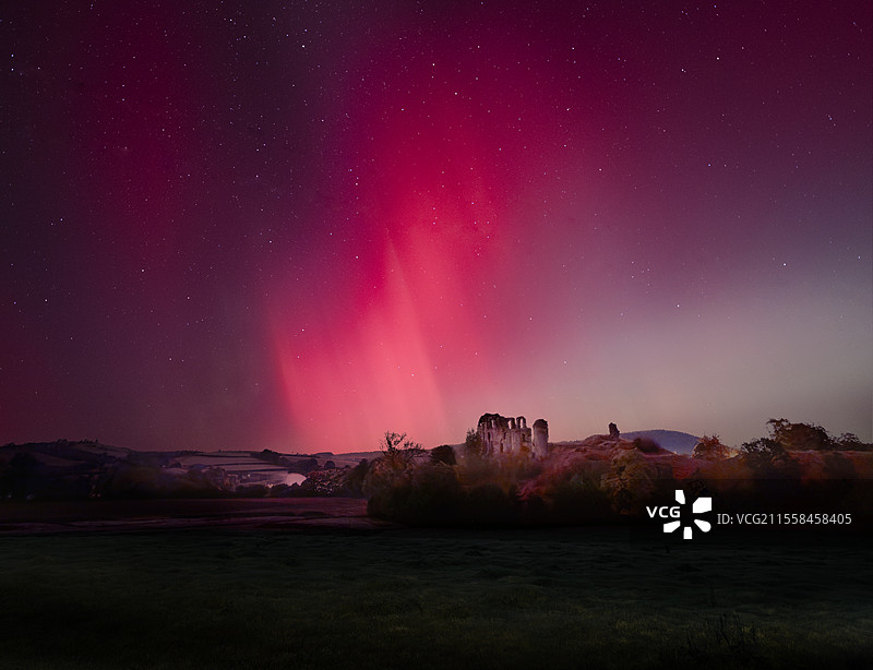 英国什罗普郡克伦城堡上空的北极光图片素材
