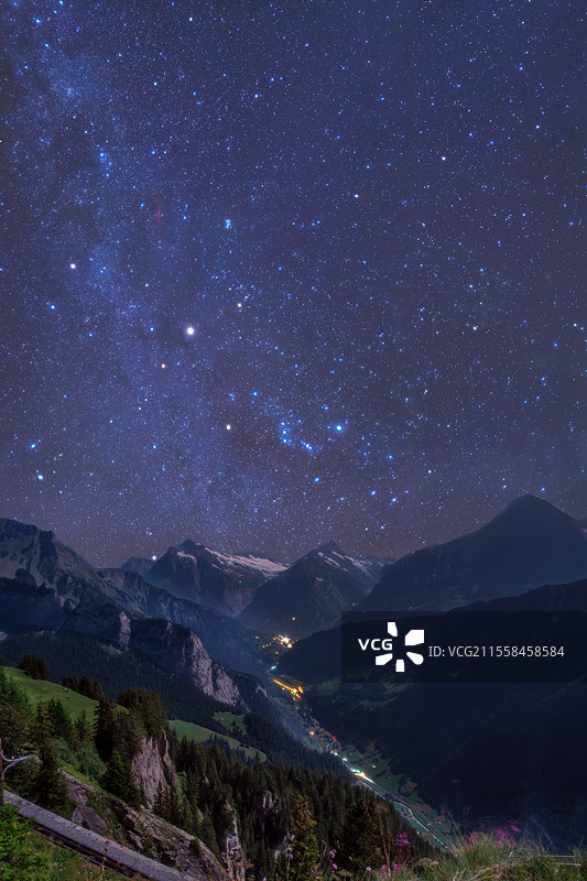 瑞士艾格峰上的夜空图片素材