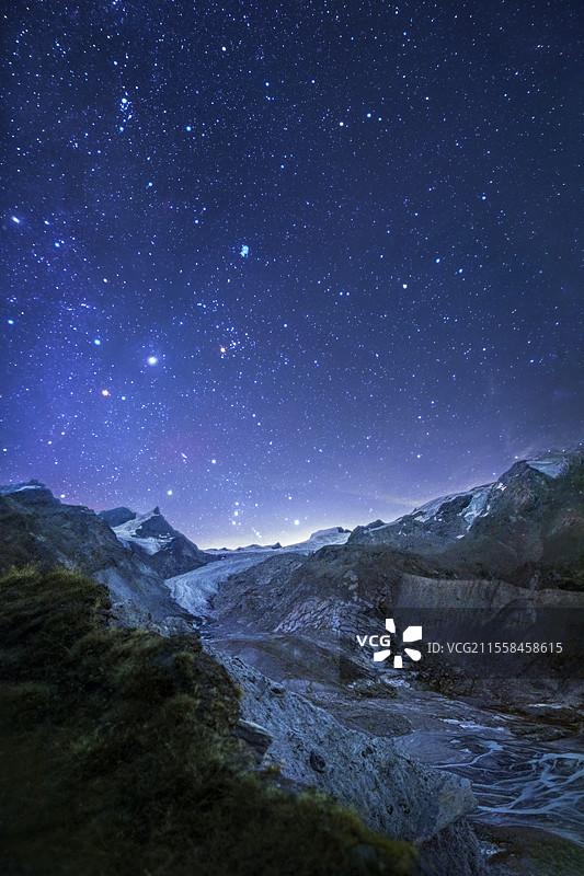 瑞士芬德尔冰川上的夜空图片素材