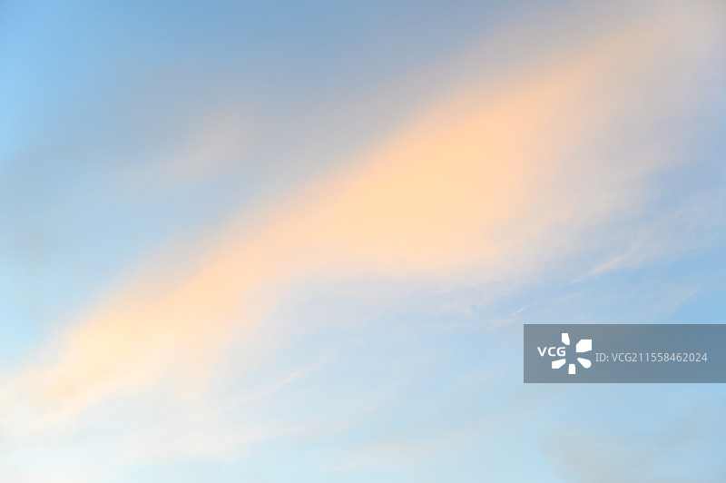 傍晚日落时分天空唯美梦幻的云彩，多彩霞光图片素材