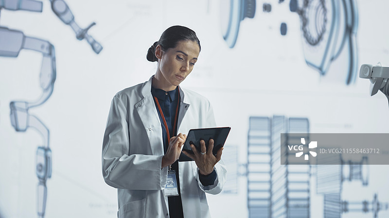 工程师在机器人实验室使用数字平板电脑图片素材