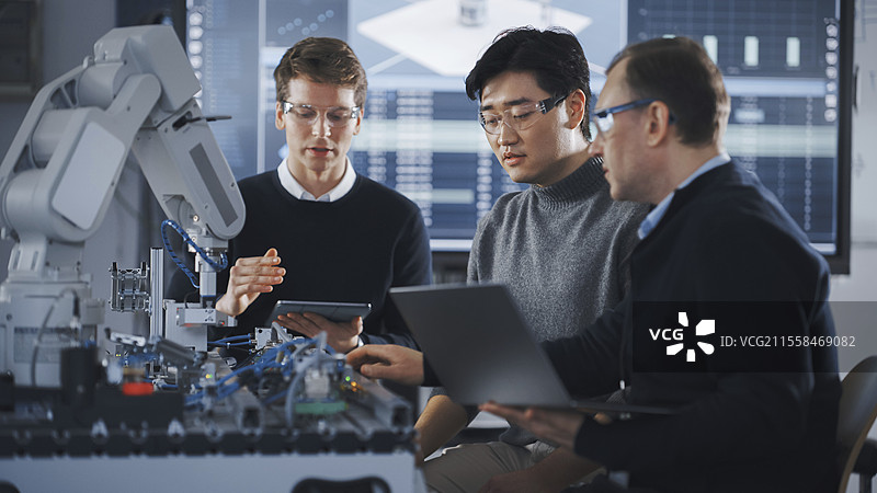 老师在机器人课堂上指导学生图片素材