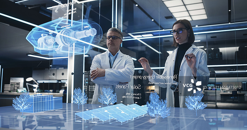 工程师与风力涡轮机全息图一起工作图片素材