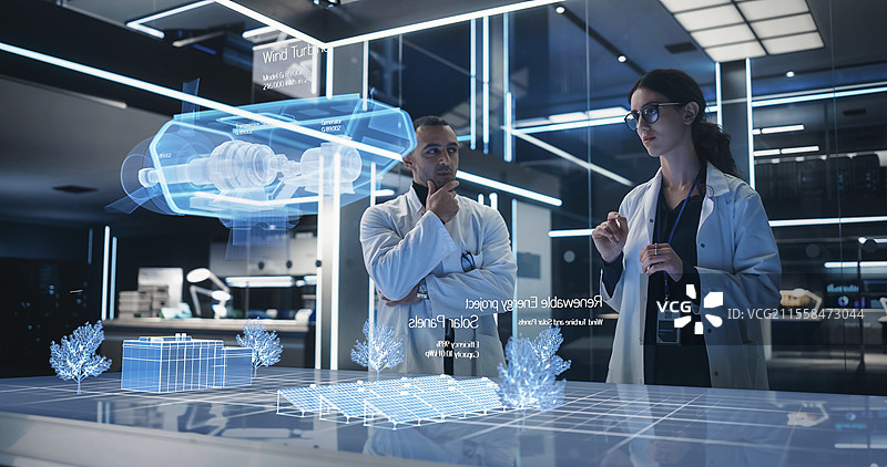 工程师们正在研究风力涡轮机原型全息图图片素材