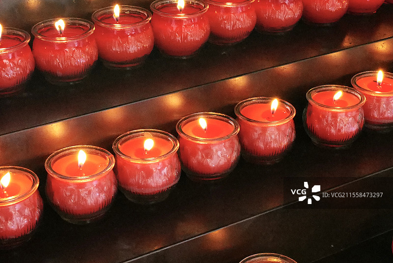 广东潮州开元寺内的祈福油灯图片素材