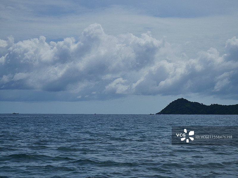 蓝天白云下的汪洋大海和孤岛图片素材