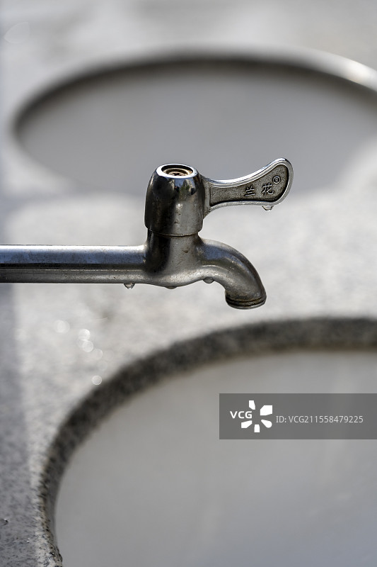 洗手池子水龙头阀门清洗节水图片素材
