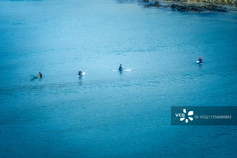海南万宁日月湾海上冲浪者的宁静时刻图片素材