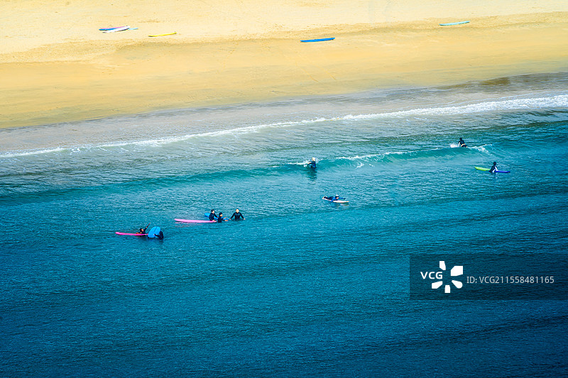 海南万宁日月湾碧海金沙的冲浪乐趣图片素材