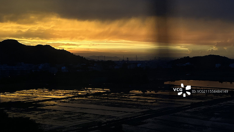 车上沿途风景金色黄昏图片素材