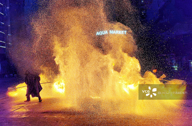 航拍广西南宁水漾街火秀演出——非遗火壶表演图片素材