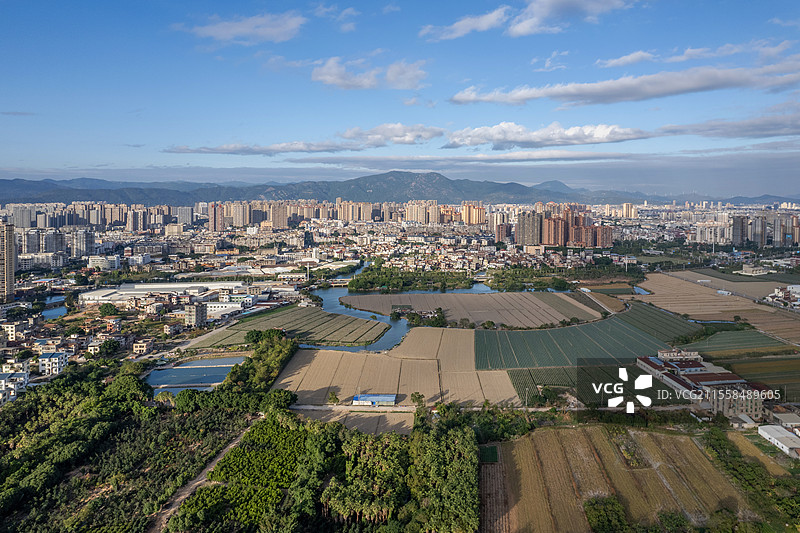 淡水湖流域的田地与乡镇房屋的航拍图片素材