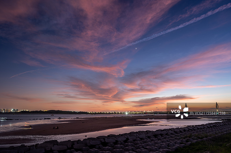 汕头夕阳下粉紫渐变天空下桥梁横跨水域黄昏海滨城市风光摄影图图片素材