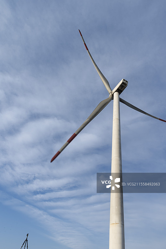 蓝天白云与风车（风力发电）图片素材