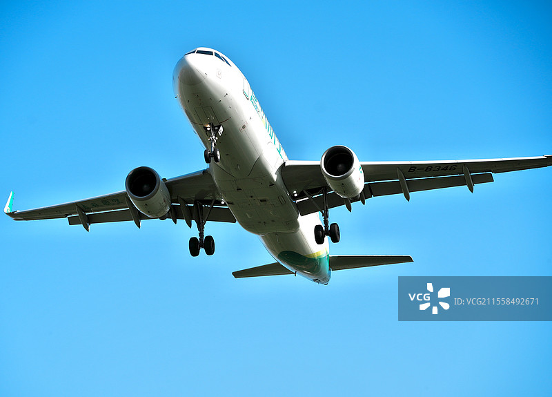 正定机场上空起飞时的飞机图片素材