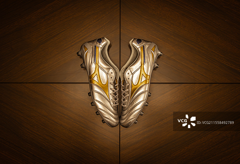 美津浓莫雷拉DNA足球鞋图片素材