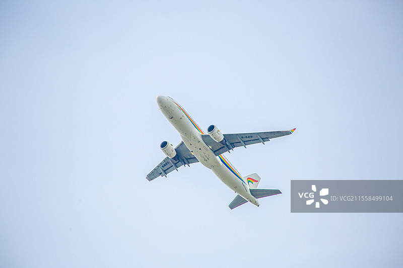 起飞中的客机图片素材