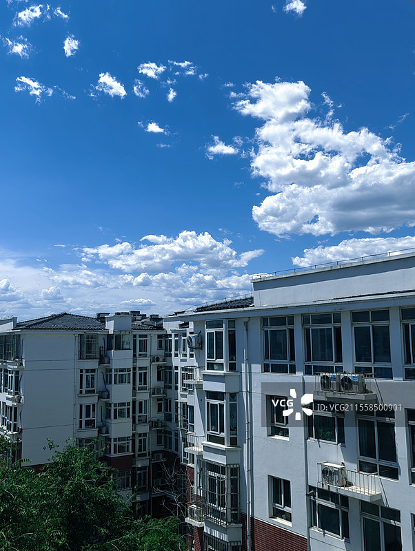 夏日里的蓝天白云和城市居民楼建筑图片素材