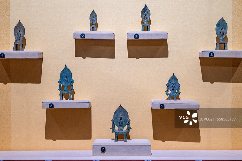 山西博物院-寿阳县出土铜造像-佛立像、菩萨立像图片素材