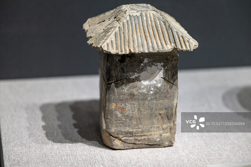 内蒙古博物院展-内蒙古河套文化博物院-巴彦淖尔市磴口县沙金套海汉墓出土-汉-方形陶仓图片素材