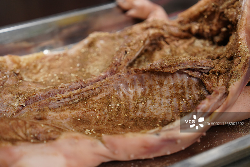 粤菜清明烤乳猪制作过程组图图片素材