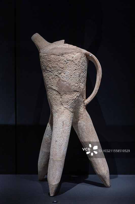 三星堆博物馆藏商代后期陶盉图片素材