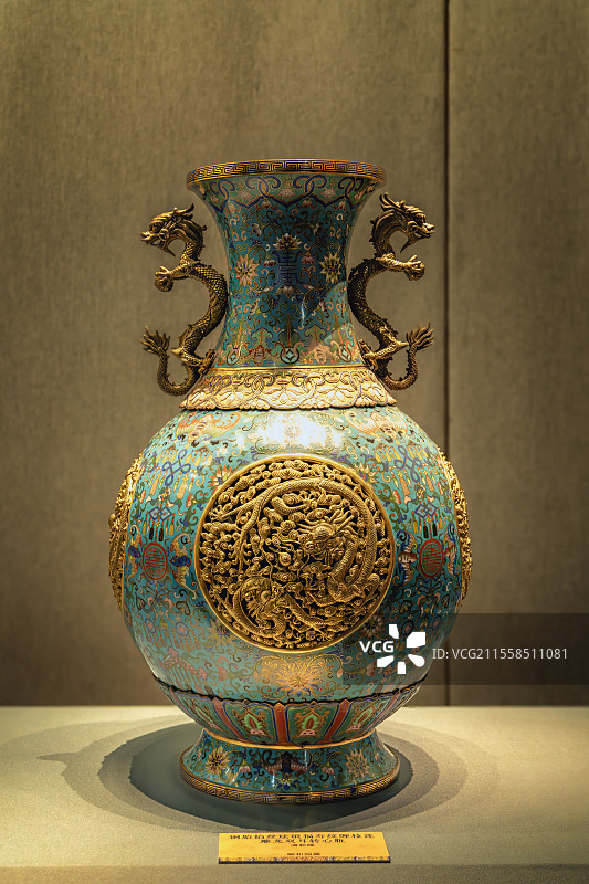 颐和园藏  清乾隆 铜胎掐丝珐琅福寿纹缠枝莲雕龙双耳转心瓶图片素材