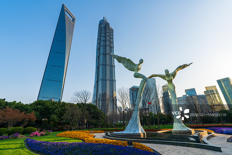 上海陆家嘴中心绿地公园大草坪鲜花盛开，CBD金融区高楼大厦环绕图片素材