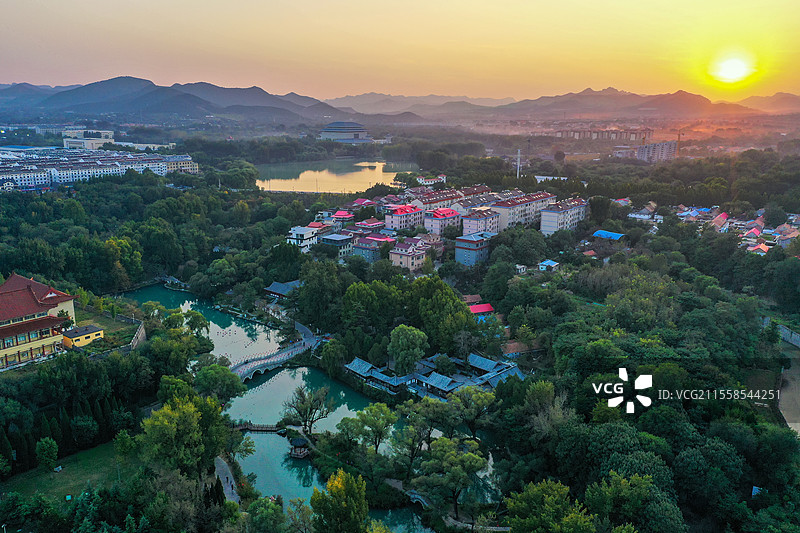 夕阳下的范公亭公园和远山+山东省潍坊市青州市范公亭公园图片素材