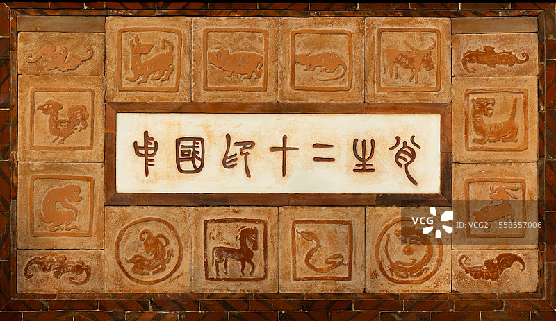 石板雕刻中国十二生肖砖瓦墙图片素材