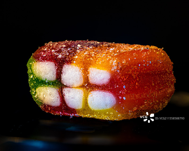 黑色背景下的甜点特写，德国柏林图片素材