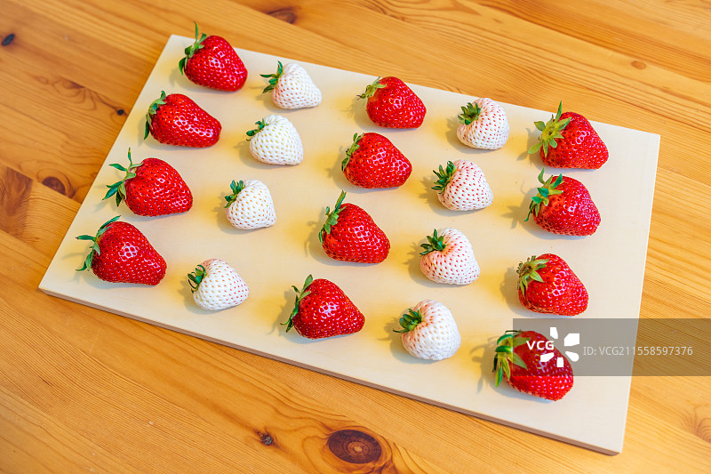 草莓，strawberry，植物界，被子植物门，木兰纲，蔷薇目，蔷薇科，草莓属，白色草莓，红色草莓图片素材