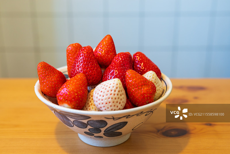 草莓，strawberry，植物界，被子植物门，木兰纲，蔷薇目，蔷薇科，草莓属，桌子上的一碗草莓图片素材