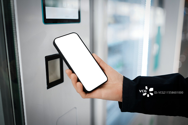 使用智能手机技术的现代自动售货机交互图片素材
