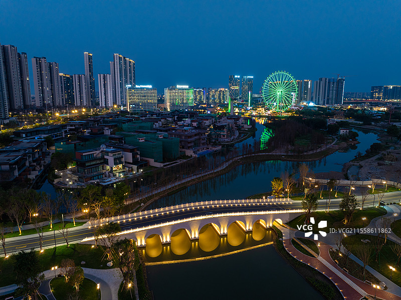 佛山市顺德区网红景点：华侨城欢乐海岸PLUS和桂畔海水上立交夜景图片素材