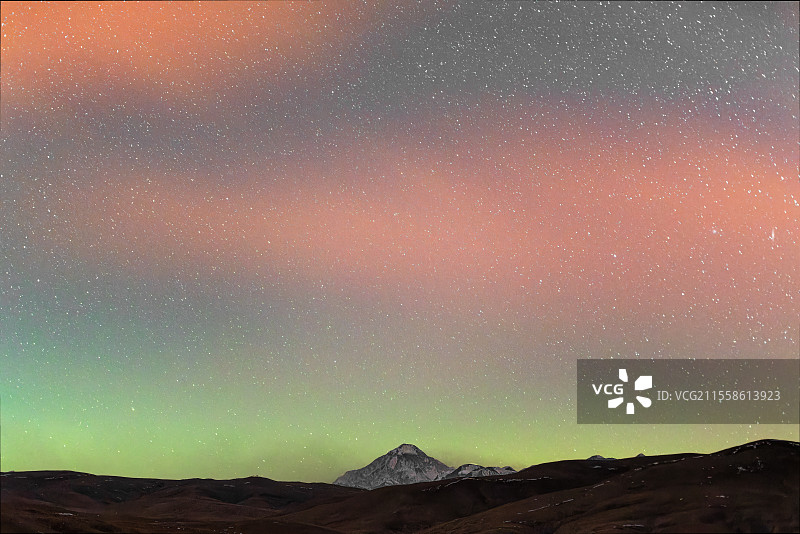 世界第七高峰道拉吉里峰，星空气辉爆发，犹如马克龙棉花糖图片素材