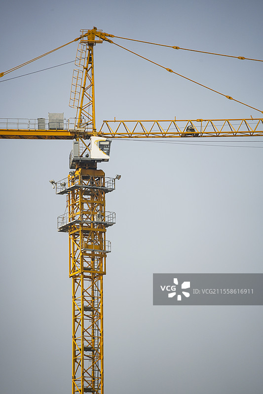 黄色塔吊特写图片素材
