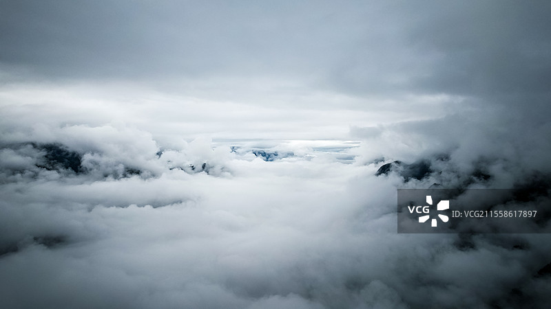 四川乐山金口河区天空中云的低角度视图，Leshan China图片素材