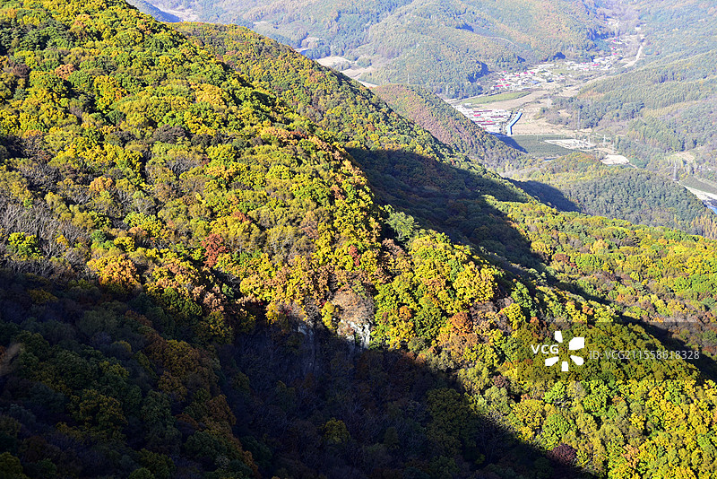 辽宁省本溪市五女山景区秋天树林彩林秋景图片素材